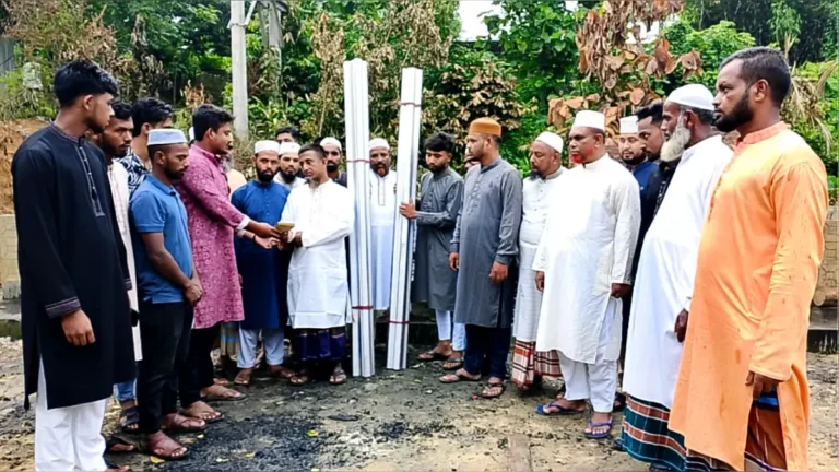 বাঘাইছড়ি অগ্নিকাণ্ডে ক্ষতিগ্রস্ত পরিবারে স্বেচ্ছাসেবক নেতা নূরউদ্দিন রাজু