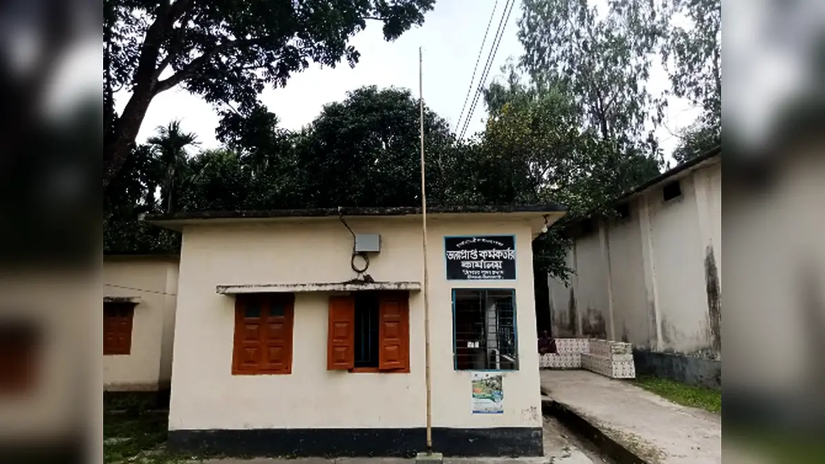 ডিমলা খাদ্য গুদাম ও খাদ্য নিয়ন্ত্রক অফিসে জাতীয় পতাকা বিহীন, কর্মকর্তা অনুপস্থিত