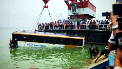 দৌলতদিয়া ফেরিঘাটে পদ্মা নদীতে বাস পড়ে যাওয়ার ঘটনা, চালক-সহকারী উদ্ধার