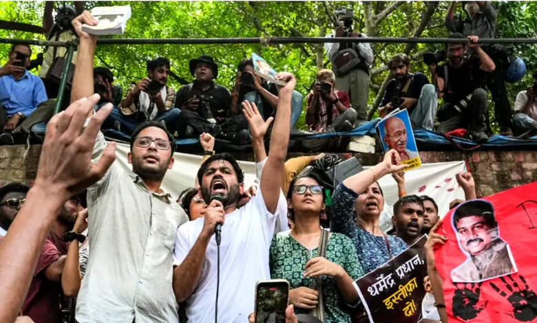 ‘ইনকিলাব জিন্দাবাদ’ স্লোগানে মুখর দিল্লি