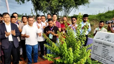 জুলাই শহীদ ওয়াসিমের কবর জিয়ারত করলেন প্রধানমন্ত্রী