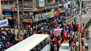 কারখানা বন্ধের প্রতিবাদে কচুক্ষেতে সড়ক অবরোধ পোশাক শ্রমিকদের