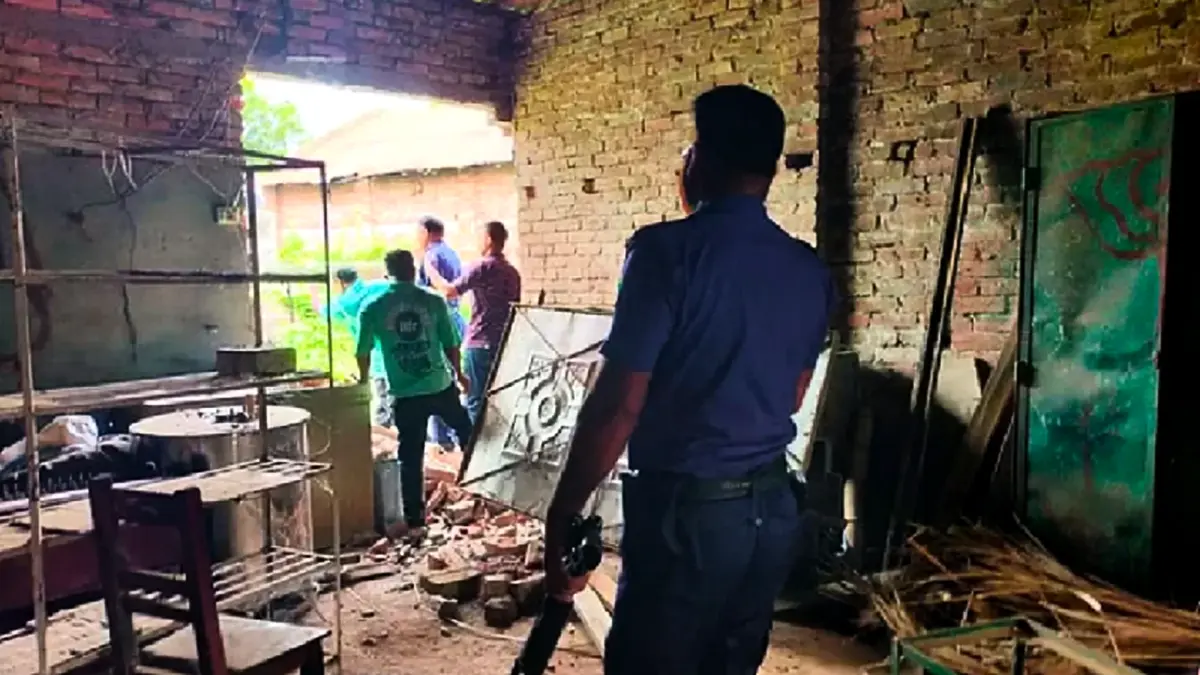 মা-বাবাকে ঘরে তালা দিয়ে জমি দখল মেয়ে-জামাতার, উদ্ধার করল পুলিশ