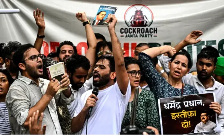 মোদি সরকারের শিক্ষামন্ত্রীর বিরুদ্ধে দিল্লিতে ‘ককরোচ’দের বিক্ষোভ মিছিল
