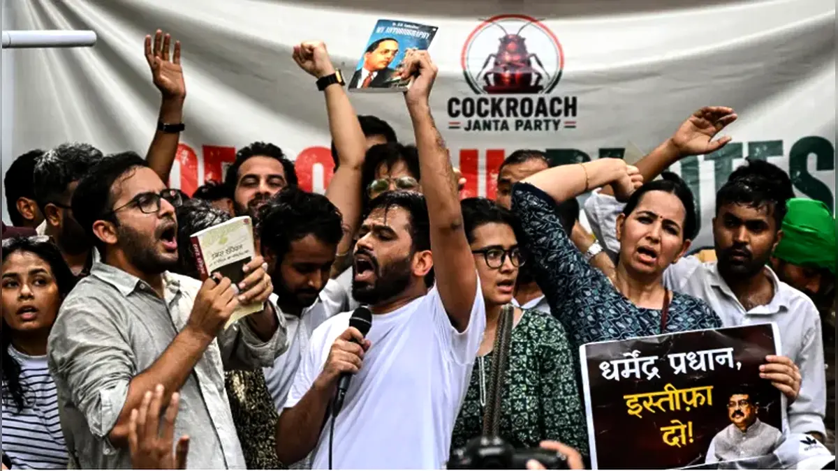 মোদি সরকারের শিক্ষামন্ত্রীর বিরুদ্ধে দিল্লিতে ‘ককরোচ’দের বিক্ষোভ মিছিল
