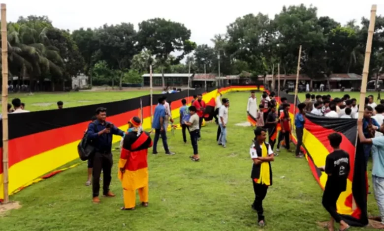 নিজের ৩০ শতক জমি বিক্রি করে সাড়ে ৭ কিমি. দীর্ঘ জার্মান পতাকা বানালেন আমজাদ