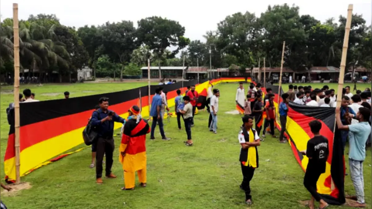 নিজের ৩০ শতক জমি বিক্রি করে সাড়ে ৭ কিমি. দীর্ঘ জার্মান পতাকা বানালেন আমজাদ