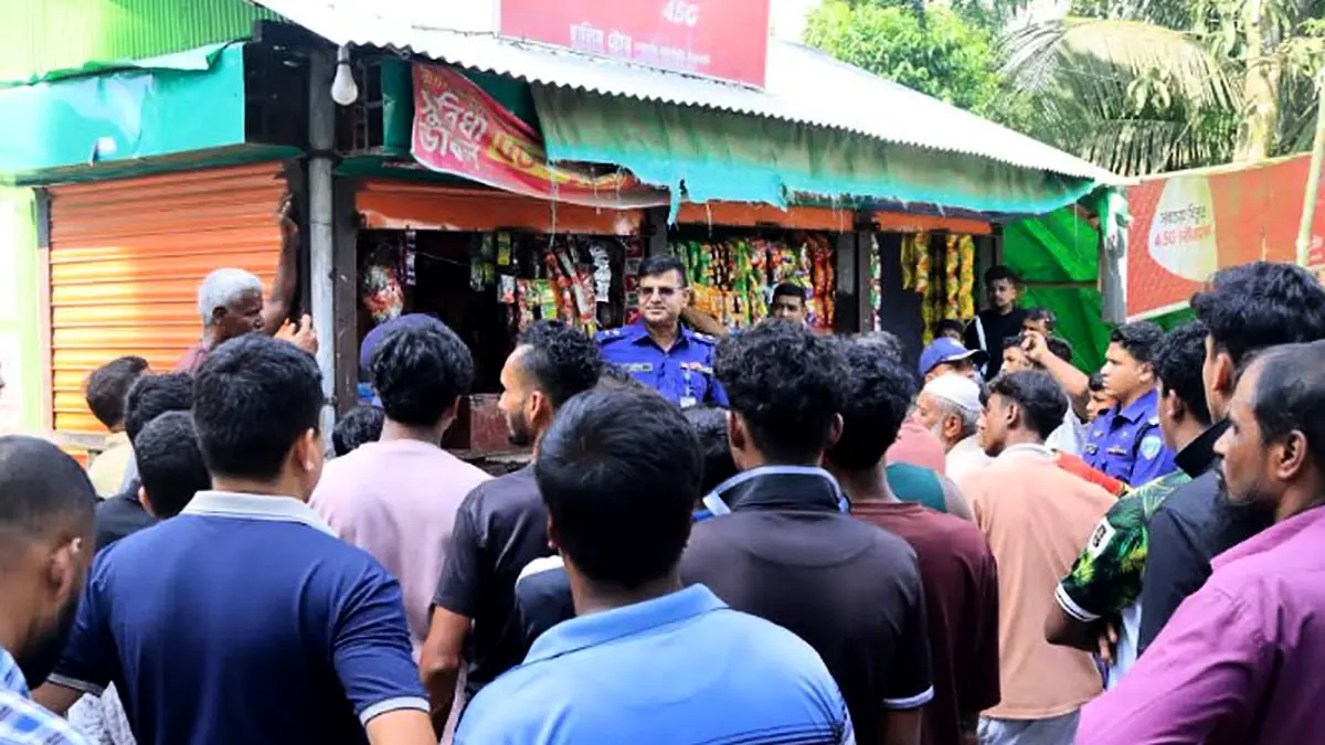প্রকাশ্যে ধূমপানে নিষেধ করায় ছাত্রলীগ নেতার গুলিতে ছাত্রদল নেতাসহ আহত ৬