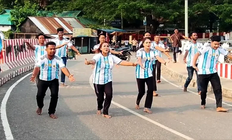 রাস্তা বন্ধ করে আর্জেন্টিনা সমর্থকদের নাচ-গান, ক্ষুব্ধ স্থানীয়রা