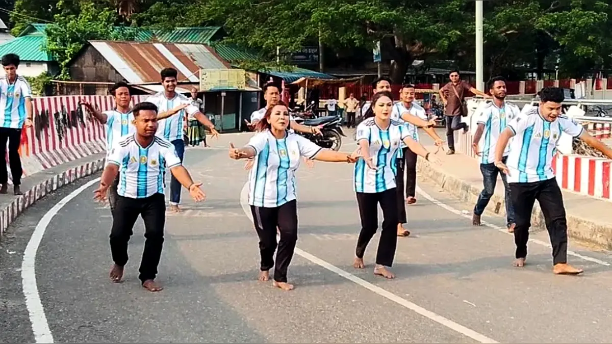 রাস্তা বন্ধ করে আর্জেন্টিনা সমর্থকদের নাচ-গান, ক্ষুব্ধ স্থানীয়রা