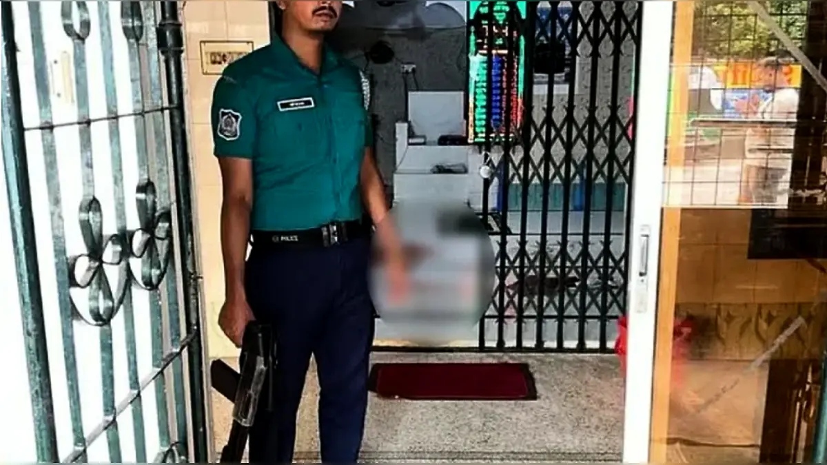 ফজরের নামাজের সময় অস্ত্র নিয়ে মসজিদে ঢুকে মুসল্লিদের গুলি