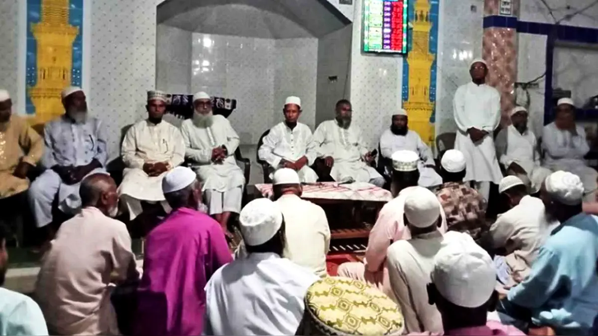 মসজিদে চেয়ার-টেবিল বসিয়ে জামায়াতের দলীয় সভা