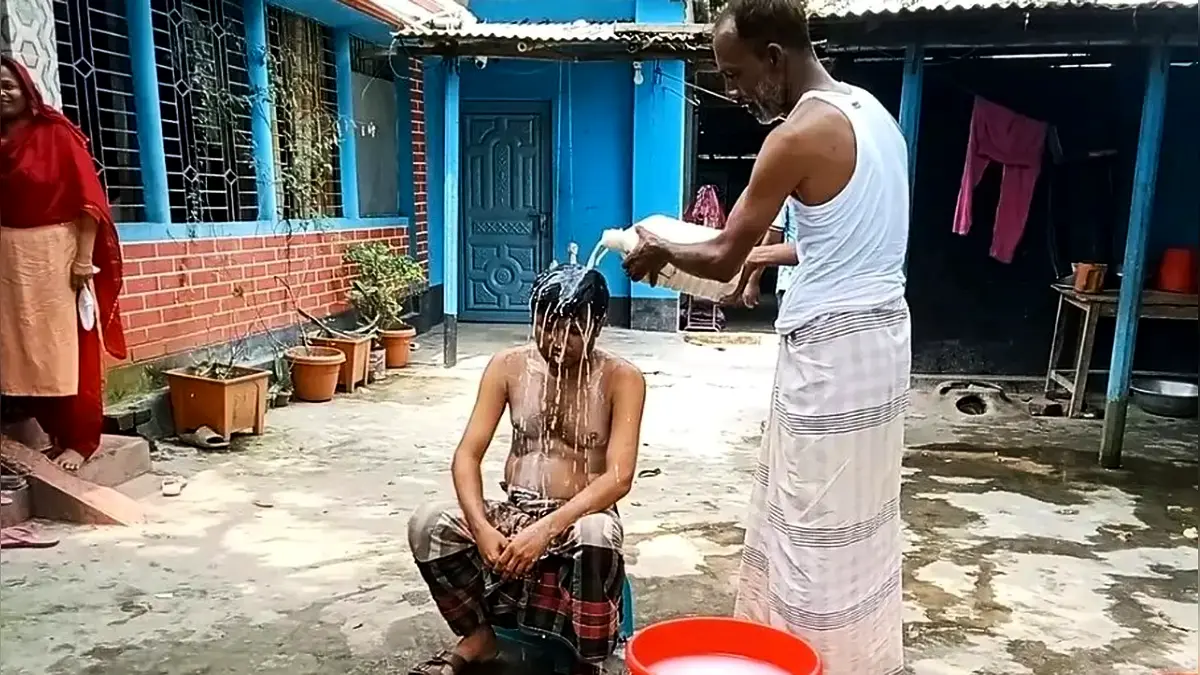 শিবির হত্যার বিচার না পেয়ে দুধ দিয়ে গোসল করে রাজনীতি ছেড়েদেন বিএনপি নেতা