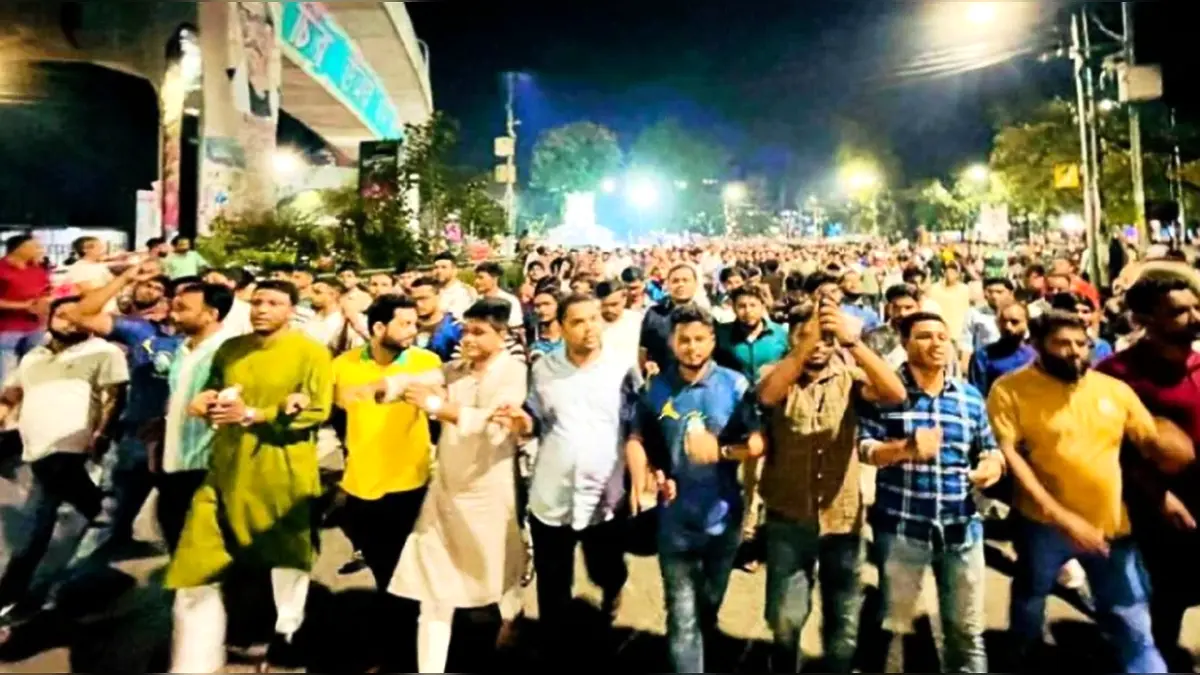শিবির নেতার ধর্ষণ ও ‘গুম’ নাটকের প্রতিবাদে কবি নজরুল কলেজে ছাত্রদলের বিক্ষোভ
