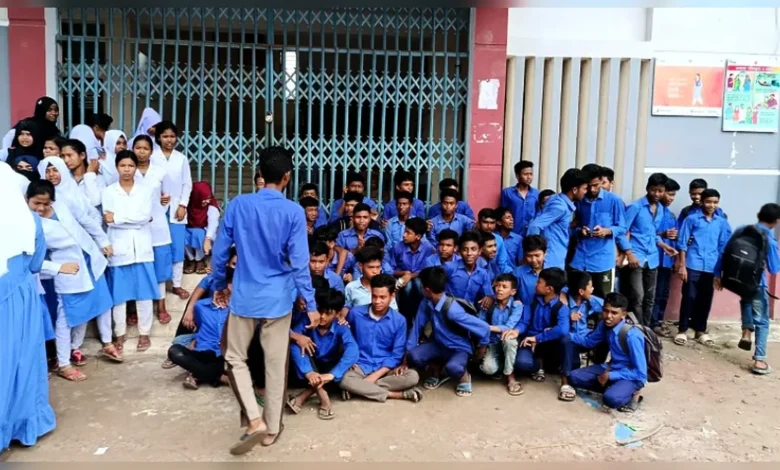 শিক্ষকদের তালাবদ্ধ করে রাখল শিক্ষার্থীরা,ইউএনওর হস্তক্ষেপে মুক্ত