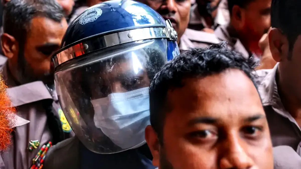 শিশু রামিসা ধর্ষণ ও হত্যা মামলা: কাঠগড়ায় দাঁড়িয়ে দোয়া পড়ছেন আসামি সোহেল, কাঁদছেন স্বপ্না
