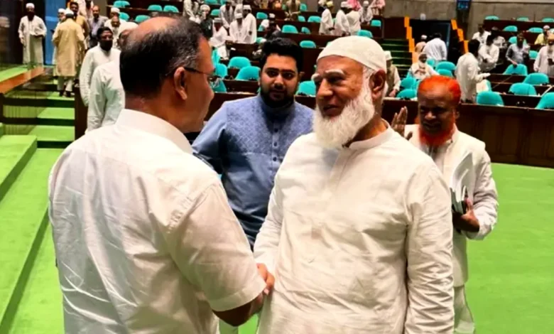 সংসদের কক্ষেই প্রধানমন্ত্রী ও বিরোধী দলের নেতার কুশল বিনিময়