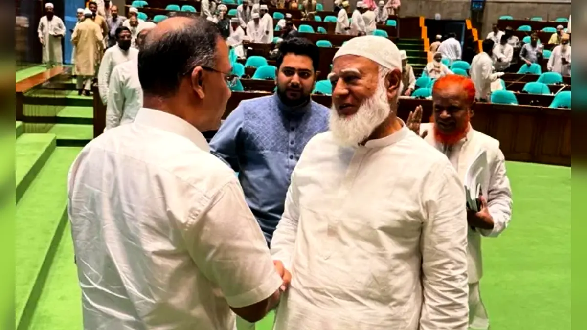সংসদের কক্ষেই প্রধানমন্ত্রী ও বিরোধী দলের নেতার কুশল বিনিময়