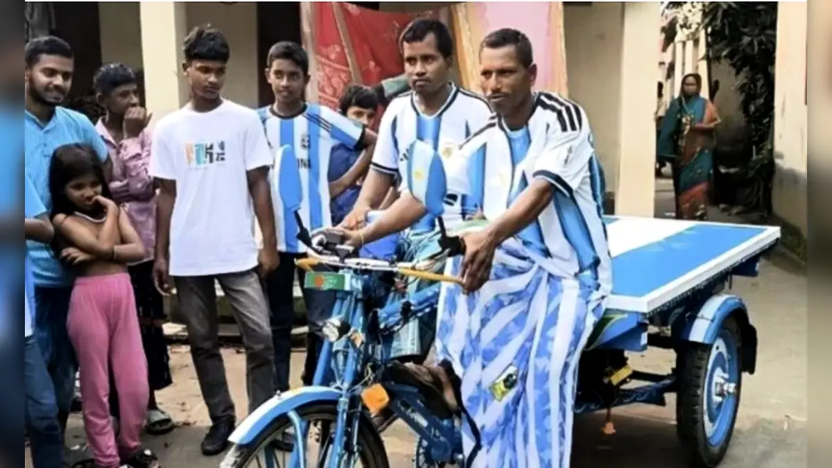 স্ত্রীর নামে এনজিও থেকে ৫০ হাজার টাকা ঋণ তুলে আর্জেন্টিনার পতাকা-ব্যানারে রাঙালেন ভ্যানচালক