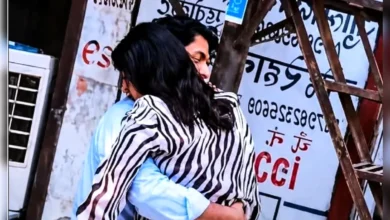 তালাকের কাগজ ছিঁড়ে আদালতেই স্বামীকে জড়িয়ে ধরলেন স্ত্রী!