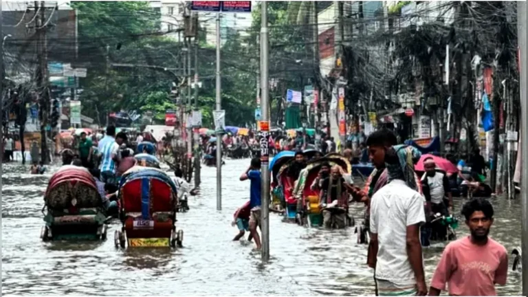 ৪৮ ঘণ্টার টানা বৃষ্টিতে ফের জলাবদ্ধতার শঙ্কায় ঢাকা