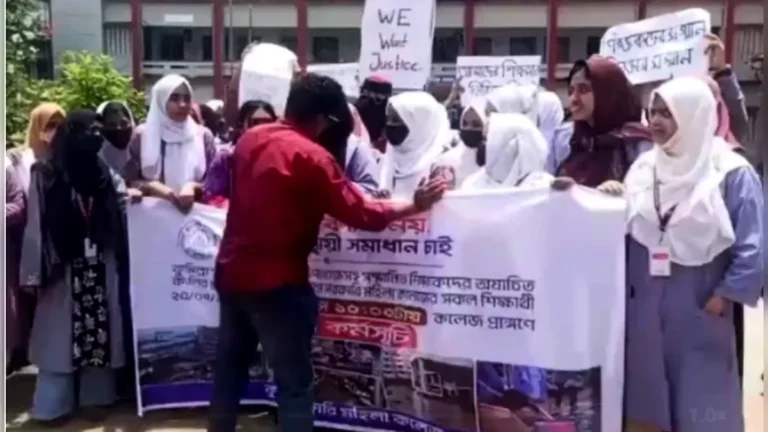 আমি সরকারি চাকরি করি, তোমরা আমার চাকরিডা খাইয়ো না: শিক্ষার্থীদের শান্ত থাকার অনুরোধ শিক্ষকের