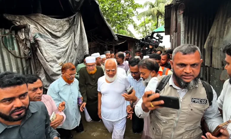 বাঁশখালীতে বন্যাদুর্গত মানুষের পাশে জামায়াত আমির