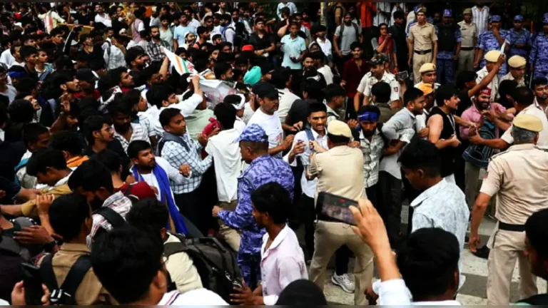 ভারতের ককরোচ পার্টির সংসদ অভিমুখী মিছিলে পুলিশের লাঠিচার্জ