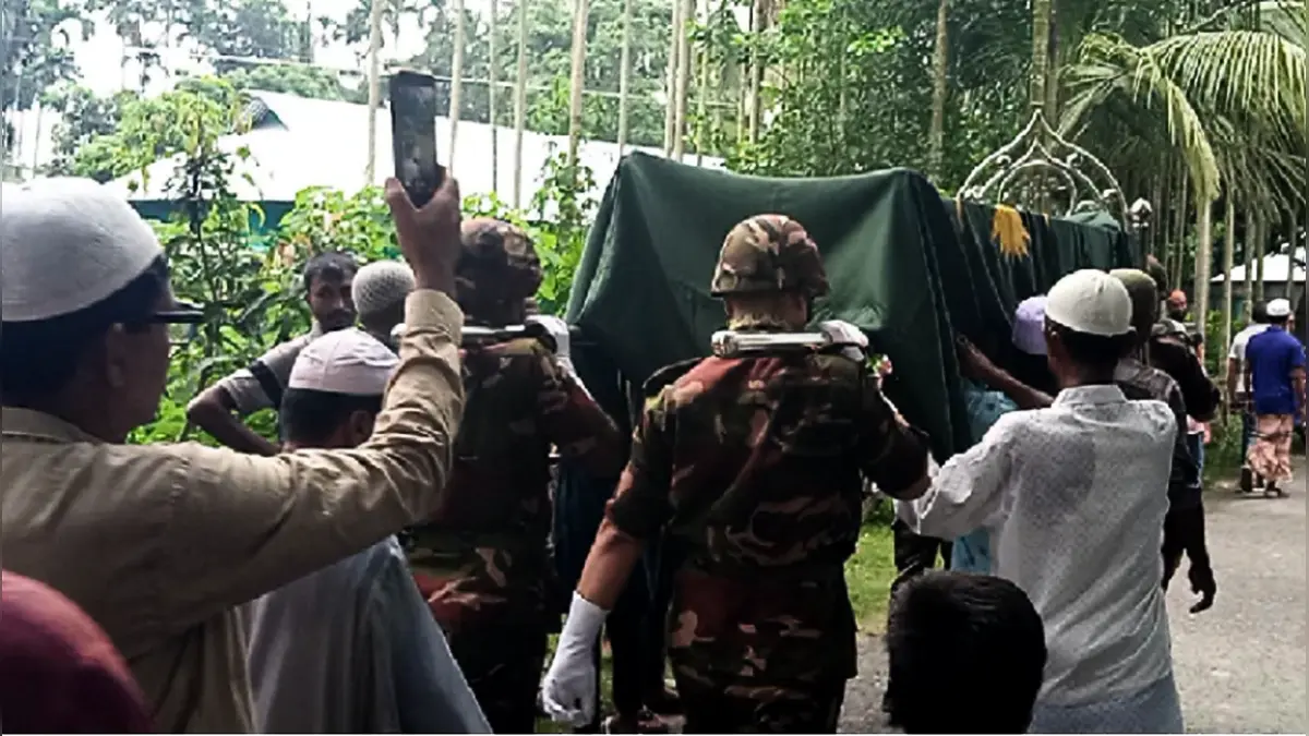 বিদ্যুৎস্পৃষ্টে নিহত সেনা সার্জেন্ট সেলিমের লাশ রাষ্ট্রীয় মর্যাদায় দাফন
