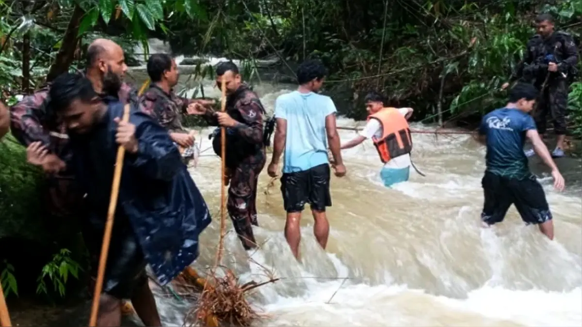 বিজিবির ৪৮ ঘণ্টার অভিযানে দুর্গম পাহাড় থেকে ৪ পর্যটক উদ্ধার