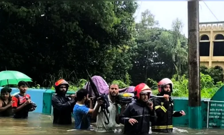 বন্যার পানিতে আটকা পড়ে প্রসববেদনায় কাতরাচ্ছিলেন অন্তঃসত্ত্বা, উদ্ধারে ফায়ার সার্ভিস