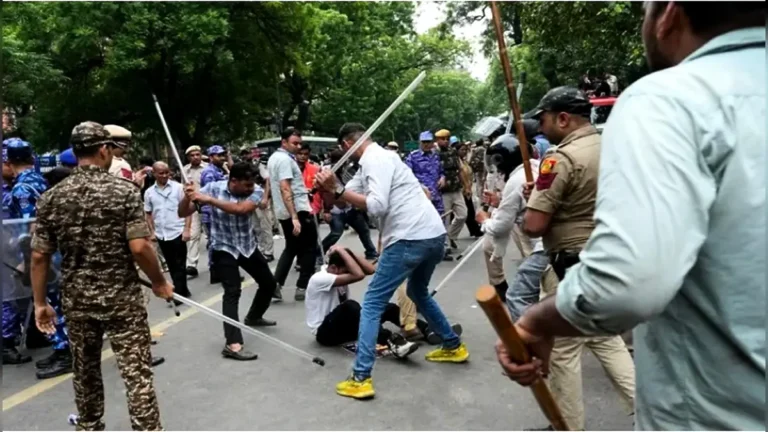 দিল্লিতে বিক্ষোভরত শিক্ষার্থীদের সাদা পোশাক পরে পেটাচ্ছে পুলিশ: সমাজবাদী পার্টির নেতার দাবি