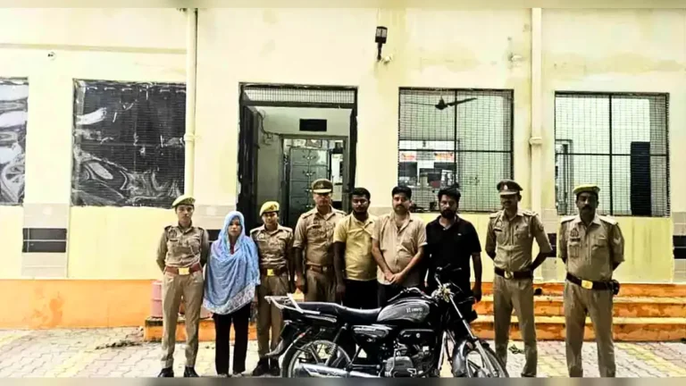 দুধে ঘুমের ওষুধ মিশিয়ে শরীরে বিষধর সাপ ছেড়ে স্বামীকে হত্যা