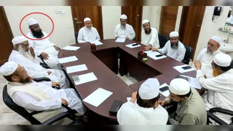 হাসিনাকে ‘কওমি জননী’ উপাধি দেওয়া মুফতি রুহুল আমিন শিক্ষাবোর্ডের সভায়