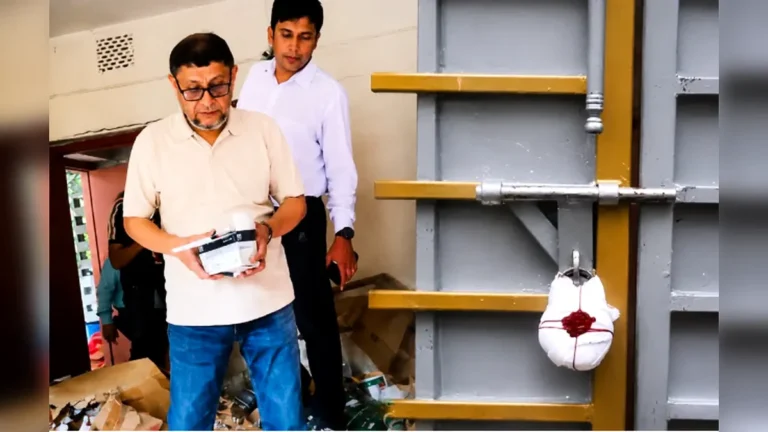 হাসপাতালের বাথরুমে মিলল সরকারি ওষুধ, স্বাস্থ্য কর্মকর্তার ক্লিনিক সিলগালা