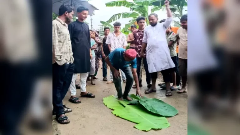 মোবাইল চুরকে আটক করে ১০০ রাকাত নফল নামাজ আদায় ও তওবা করালেন গ্রামবাসী