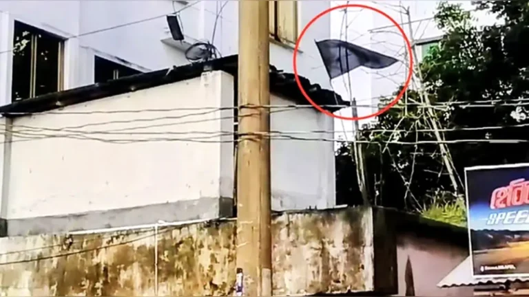 শোকের মাস সামনে রেখে আ.লীগ কার্যালয়ে কালো পতাকা