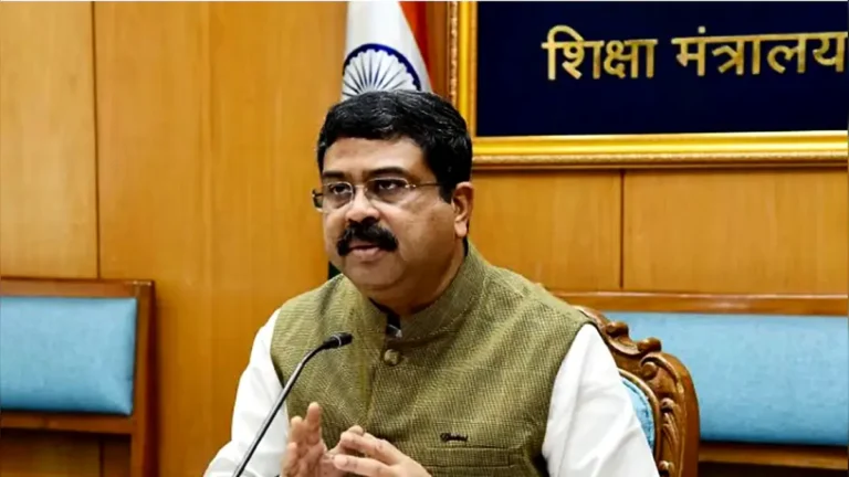 টানা আন্দোলনের মুখে ভারতের শিক্ষামন্ত্রীর পদত্যাগ