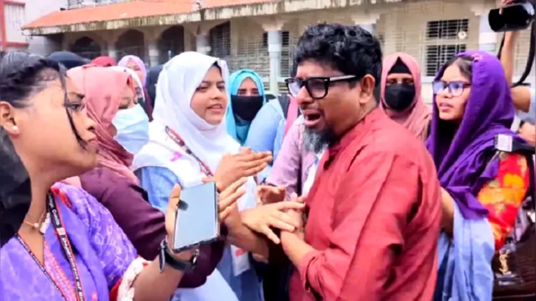 তোমরা আমার চাকরিডা খাইয়ো না, শিক্ষার্থীদের কাছে শিক্ষকের আকুতি