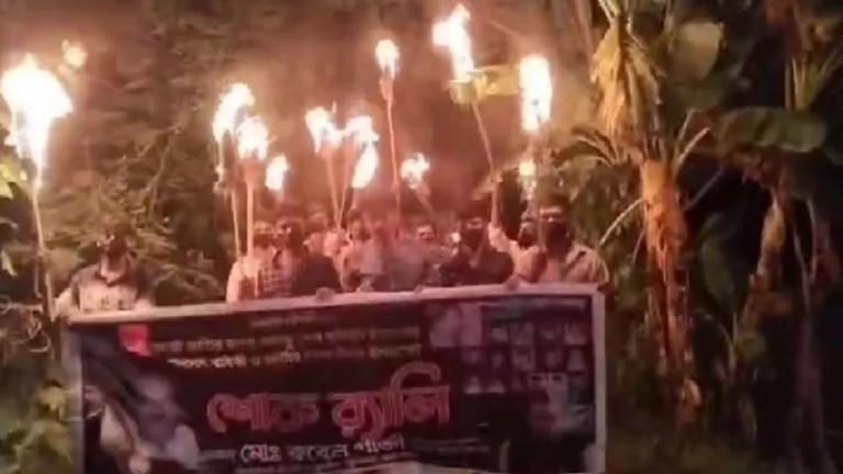 পটুয়াখালীতে রাতের আঁধারে নিষিদ্ধ ছাত্রলীগের মশাল মিছিল