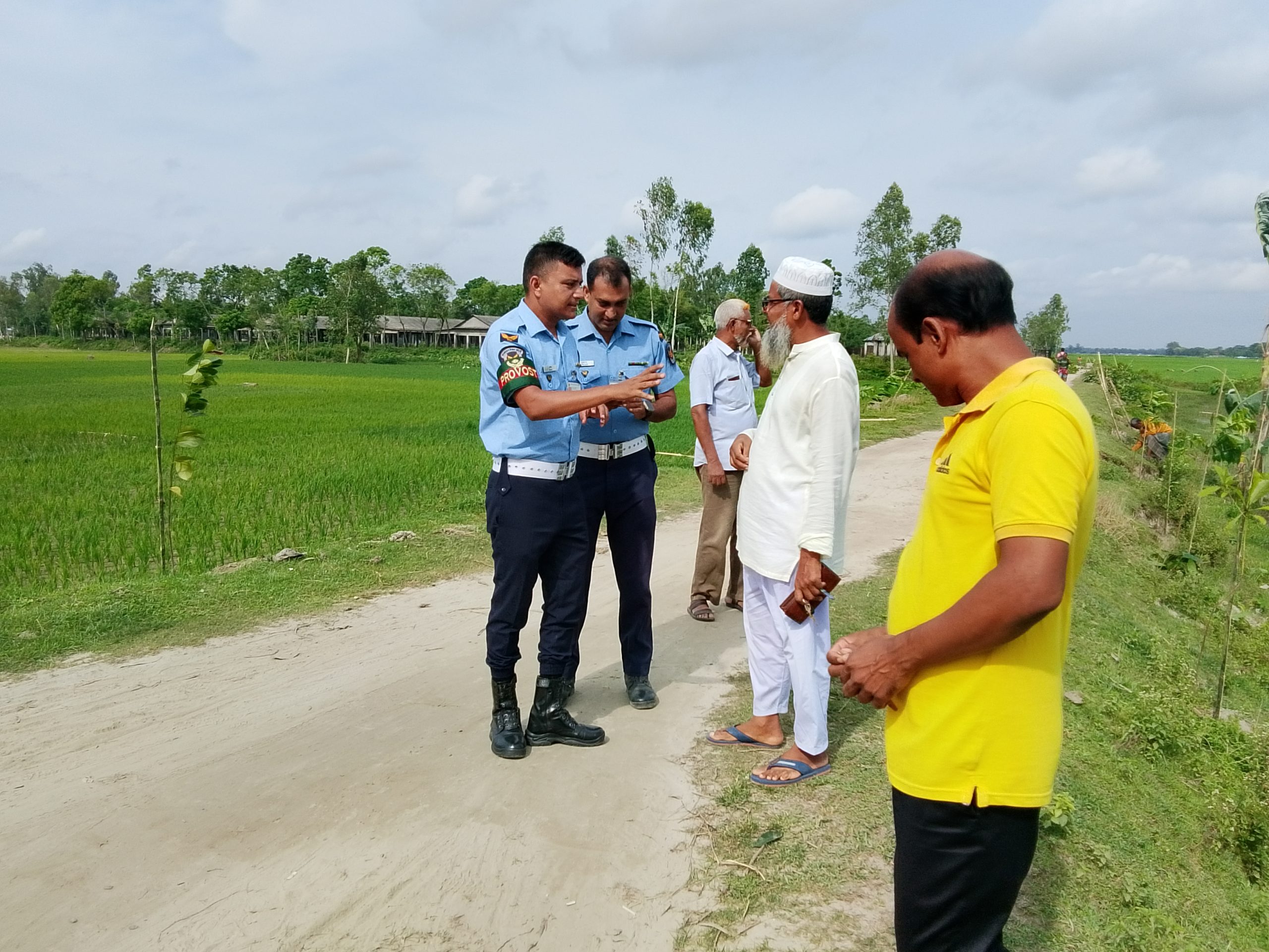 গাছ রোপণের এক ঘণ্টার মধ্যেই চারা উপড়ে ফেলার অভিযোগ, ক্ষুব্ধ স্থানীয়রা