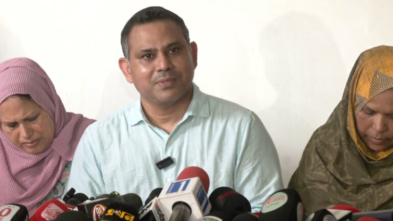‘আমি শুনতে চাই না আমার বাবা-মা মৃত’