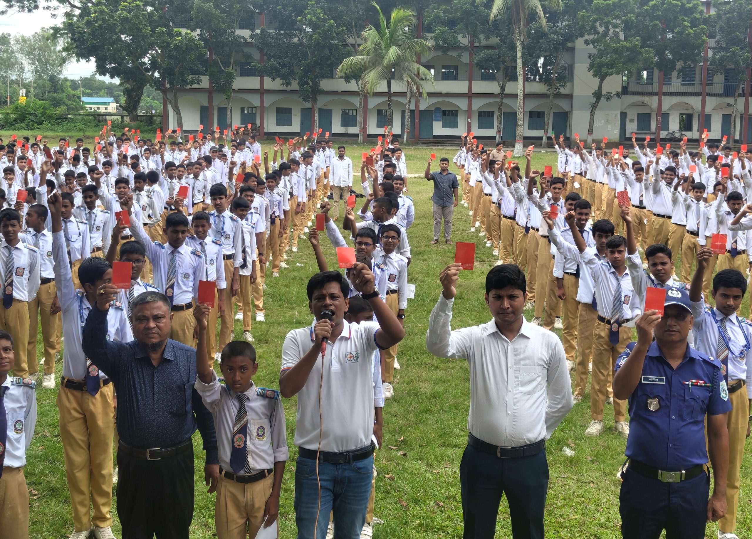 পঞ্চগড়ে মাদক ও স্মার্টফোন আসক্তিকে লাল কার্ড দেখিয়ে কয়েক শতাধিক শিক্ষার্থীদের শপথ
