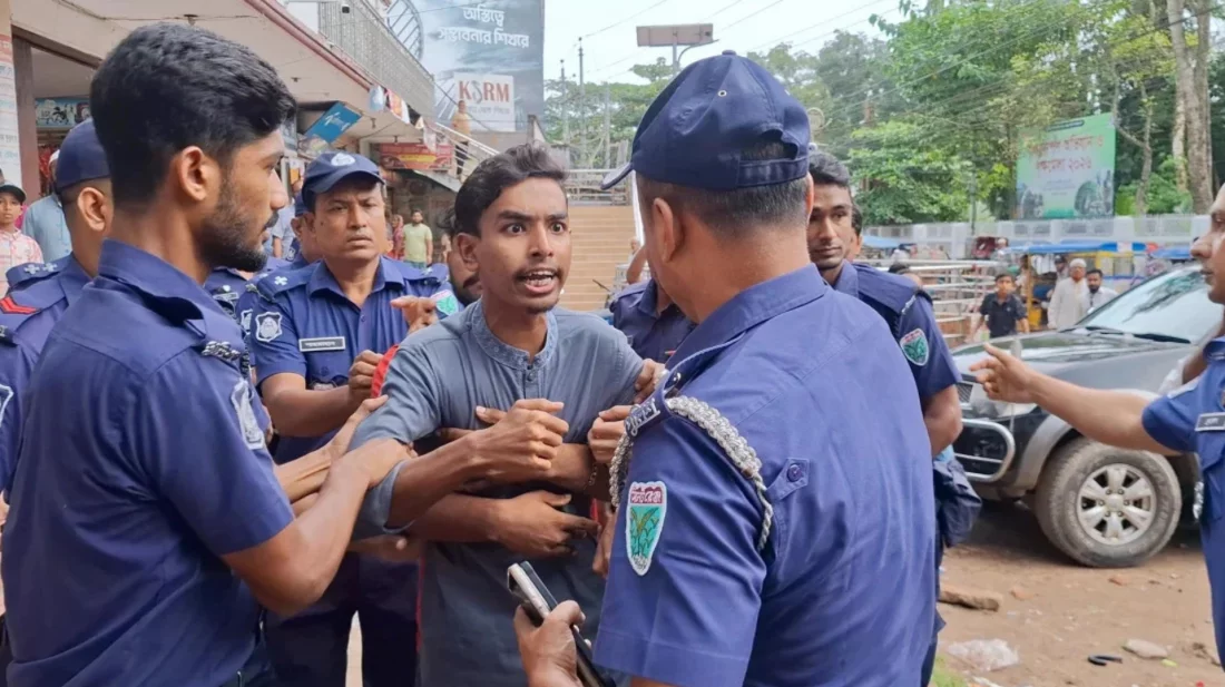 মামলা ছাড়াই ১৪ ঘণ্টা ধরে থানায় বৈষম্যবিরোধীর নেতা মাহদী
