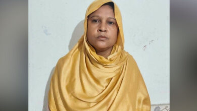 আওয়ামী লীগের পক্ষে অসহায়দের খাবার বিতরণ, যুব মহিলা লীগ নেত্রী গ্রেপ্তার