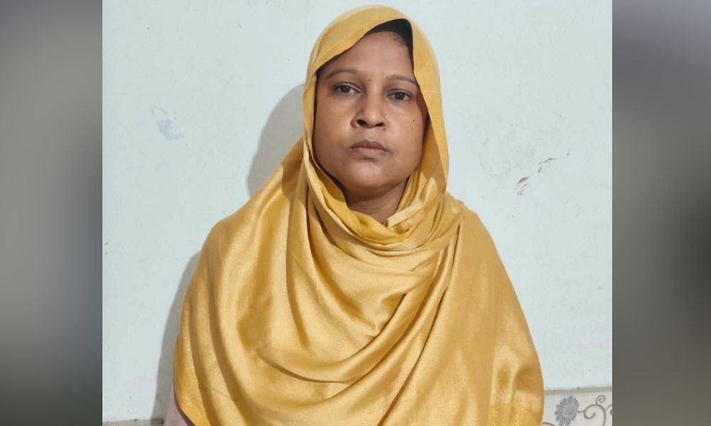 আওয়ামী লীগের পক্ষে অসহায়দের খাবার বিতরণ, যুব মহিলা লীগ নেত্রী গ্রেপ্তার