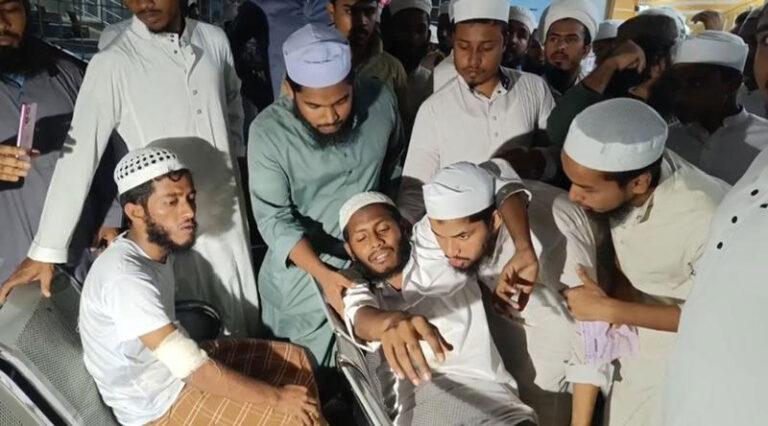 ব্রাহ্মণবাড়িয়ায় উচ্চস্বরে গান বাজানোকে কেন্দ্র করে পুলিশ-শিক্ষার্থী সংঘর্ষ, আহত ৩০