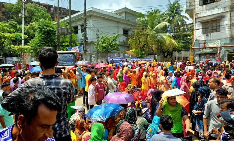 বকেয়া বেতনের দাবিতে চট্টগ্রামে পোশাক শ্রমিকদের সড়ক অবরোধ