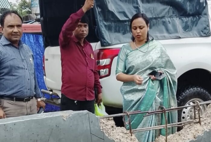 কোর্টবাজারে ডিভাইডার ভাঙার চেষ্টা, ঘটনাস্থলে ইউএনও