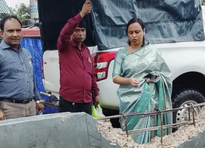 কোর্টবাজারে ডিভাইডার ভাঙার চেষ্টা, ঘটনাস্থলে ইউএনও